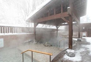 雪の露天風呂の画像